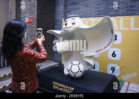 HANGZHOU, CHINA - 27. OKTOBER 2022 - Bürger fotografieren das WM-Maskottchen La'eeb 2022 in einem WM-Themengeschäft 2022 in Hangzhou, Zhejiang P Stockfoto