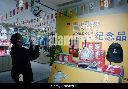 HANGZHOU, CHINA - 27. OKTOBER 2022 - Bürger erleben den WM-Gedenkball 2022 in einem WM-Themengeschäft 2022 in Hangzhou, Zhejiang Stockfoto