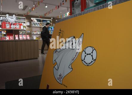 HANGZHOU, CHINA - 27. OKTOBER 2022 - Bürger kaufen 2022 WM-Souvenirs in einem WM-Themengeschäft 2022 in Hangzhou, Provinz Zhejiang, China Stockfoto
