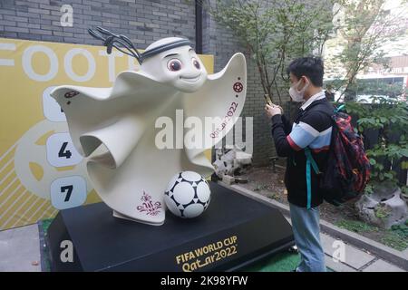 HANGZHOU, CHINA - 27. OKTOBER 2022 - Bürger fotografieren das WM-Maskottchen La'eeb 2022 in einem WM-Themengeschäft 2022 in Hangzhou, Zhejiang P Stockfoto