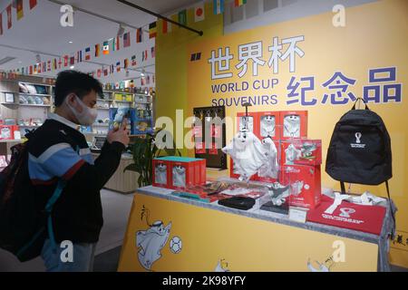 HANGZHOU, CHINA - 27. OKTOBER 2022 - Bürger fotografieren verschiedene Souvenirs im Zusammenhang mit der WM 2022 in einem WM-Themengeschäft 2022 in Hangz Stockfoto