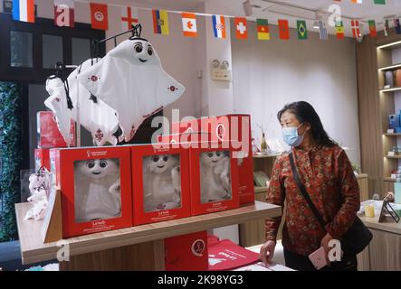 HANGZHOU, CHINA - 27. OKTOBER 2022 - Bürger kaufen 2022 WM-Souvenirs in einem WM-Themengeschäft 2022 in Hangzhou, Provinz Zhejiang, China Stockfoto