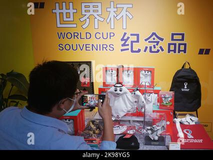 HANGZHOU, CHINA - 27. OKTOBER 2022 - Bürger fotografieren verschiedene Souvenirs im Zusammenhang mit der WM 2022 in einem WM-Themengeschäft 2022 in Hangz Stockfoto