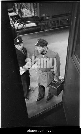 Lokführer beim Einsteigen in Lokomotiven. Stockfoto