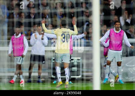 Brügge, Belgien. 26. Oktober 2022. Evanilson (vorne) des FC Porto feiert, nachdem er beim UEFA Champions League-Fußballspiel der Gruppe B zwischen dem Club Brugge und dem FC Porto am 26. Oktober 2022 in Brügge, Belgien, ein Tor erzielt hat. Quelle: Zheng Huansong/Xinhua/Alamy Live News Stockfoto