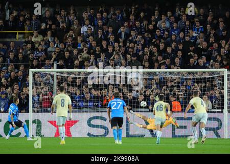 Brügge, Belgien. 26. Oktober 2022. Torhüter Diogo Costa (2. R) des FC Porto rettet beim UEFA Champions League-Fußballspiel der Gruppe B zwischen dem Club Brugge und dem FC Porto am 26. Oktober 2022 in Brügge, Belgien, einen Elfmeterstoß von Noa lang vom Club Brügge. Quelle: Zheng Huansong/Xinhua/Alamy Live News Stockfoto