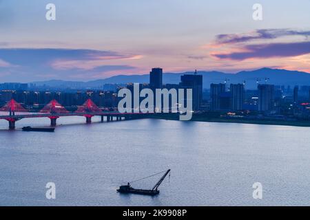 Schöne Stadtlandschaft nach Sonnenuntergang Stockfoto