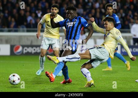 Brügge, Belgien. 26. Oktober 2022. Evanilson (R) vom FC Porto schießt beim UEFA Champions League-Fußballspiel der Gruppe B zwischen dem Club Brugge und dem FC Porto am 26. Oktober 2022 in Brügge, Belgien, ein Tor. Quelle: Zheng Huansong/Xinhua/Alamy Live News Stockfoto