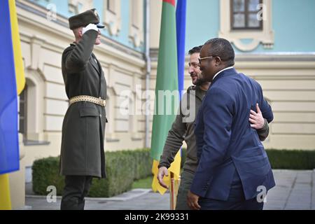 Kiew, Ukraine. 26. Oktober 2022. Der ukrainische Präsident Wolodymyr Zelensky trifft sich am Mittwoch, den 26. Oktober 2022, mit seinem Amtskollegen aus Guinea-Bissau, Umaro Sissoco Embalo (R), in Kiew, Ukraine. Foto von Ukrainian President Press Office/UPI Credit: UPI/Alamy Live News Stockfoto