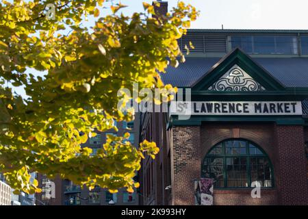 Ein St. An einem sonnigen Herbstmorgen ist das Schild „Lawrence Market“ auf der Seite des beliebten Marktes in der Innenstadt von Toronto zu sehen. Stockfoto