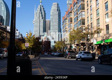 Die berühmte Skyline von Toronto der Front Street ist am frühen Morgen zu sehen, mit Blick auf das berühmte Gooderham Building an einem Herbsttag. Stockfoto