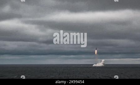 Eine Sineva-ballistische Rakete wird während einer Übung der russischen strategischen Abschreckungskräfte am 26. Oktober 2022 vom russischen Atom-U-Boot Tula auf dem Kura-Testgebiet in der Barentssee im Arktischen Ozean im Rahmen der russischen Atomübungen abgefeuert. Der Kreml sagte in einer Erklärung, dass der russische Präsident, Oberbefehlshaber der Streitkräfte, Wladimir Putin eine militärische Übung der Boden-, Marine- und Luftkomponenten der Strategischen Abschreckungskräfte überwachte, die auch die Praxis des Starts von ballistischen Raketen und Marschflugkörpern beinhaltete, die alle ihre festgelegte Targe erreichten Stockfoto