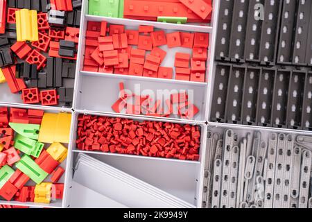 Set zur Montage von mechanischem Spielzeug. Kinder-Set aus Kunststoffteilen für die Montage von mechanischem Spielzeug Stockfoto