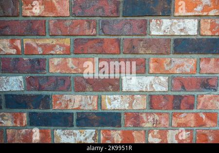 Alte Backsteinmauer Hintergrund, Backsteinmauer Textur, Struktur. Ziegel, Zementverbindungen, Nahaufnahme. Konstruktion, Reparatur. Verwitterte Ziegelwand aus verschiedenen Säule Stockfoto