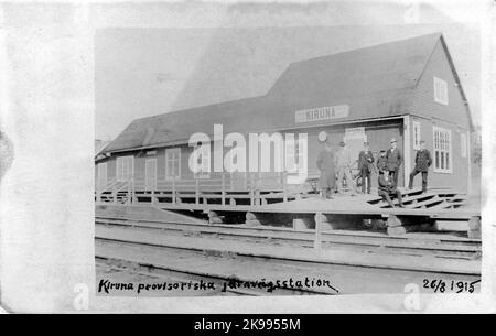 Provisorische Station. Bahnhof in Kiruna. Das Bahnhofshaus wurde 1900 fertiggestellt. Nach einem Brand wurde 1915 ein neues Stationshaus aus Backstein fertiggestellt. An der Eisenbahnstrecke zwischen Gällivare und Kiruna Stockfoto