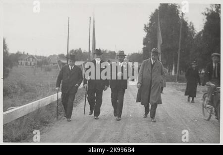 Von links nach rechts sehen wir: Den Gouverneur des Kopparberger Kreises Bernhard Eriksson, den Genral-Direktor der Staatsbahn Axel Granholm, den Regierungsminister Henning Leo und den Vorsitzenden des gemeinderates in Malung To. Halvarsson. Sie sind auf dem Weg zum Eröffnungsdinner für die Staatsbahn Malung-Vansbro, die im Kinoraum von Malung stattfand. Stockfoto