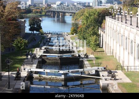 Die Ottawa Locks, ein UNESCO-Weltkulturerbe, am Rideau-Kanal in Ottawa, Ontario, Kanada Stockfoto