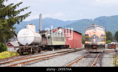 Garibaldi, OR, USA - 14. September 2022; Oregon Coast Scenic Railroad Lokomotive im Garibaldi Depot Stockfoto