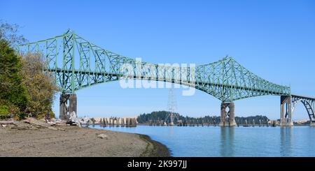 North Bend, OR, USA - 16. September 2022; Cantilever-Abschnitt der Conde B McCullough Memorial Bridge über Coos Bay an der Küste von Oregon Stockfoto