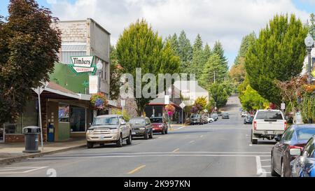 Toledo, OR, USA - 15. September 2022; Blick auf die South Main Street in Toledo, Oregon, mit geparkten Autos und von Bäumen gesäumtem Steet Stockfoto