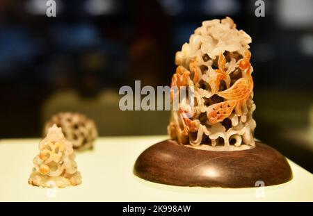 NANJING, CHINA - 3. SEPTEMBER 2022 - (DATEI) Ein Ofen mit Yundrachen-Muster aus der Yuan-Dynastie ist im Nanjing Museum in Nanjing, Jiangsu p Stockfoto