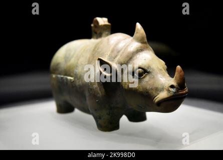 NANJING, CHINA - 3. SEPTEMBER 2022 - (AKTE) Eine bronzene Nashornlaterne aus der Han-Dynastie ist im Nanjing Museum in Nanjing, Jiangsu Provi, abgebildet Stockfoto