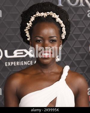 Los Angeles, USA. 26. Oktober 2022. Lupita Nyong'o kommt am Mittwoch, dem 26. Oktober 2022, im Dolby Theater in Hollywood, CA, bei der BLACK PANTHER: WAKANDA FOREVER Weltpremiere in den Marvel Studios an. (Foto: Sthanlee B. Mirador/Sipa USA) Quelle: SIPA USA/Alamy Live News Stockfoto