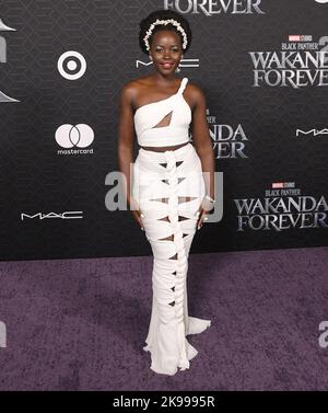 Los Angeles, USA. 26. Oktober 2022. Lupita Nyong'o kommt am Mittwoch, dem 26. Oktober 2022, im Dolby Theater in Hollywood, CA, bei der BLACK PANTHER: WAKANDA FOREVER Weltpremiere in den Marvel Studios an. (Foto: Sthanlee B. Mirador/Sipa USA) Quelle: SIPA USA/Alamy Live News Stockfoto