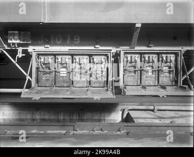 Die Staatsbahnen, SJ A01C 1079, erhielten im Sommer 1925, als sie ab AB01 umgebaut wurde, eine elektrische Beleuchtung ohne Generator. Bald hätte ein Generator montiert werden müssen. Die Batterien hier sind beschriftet. Batterien für die elektrische Beleuchtung im Pkw. Stockfoto