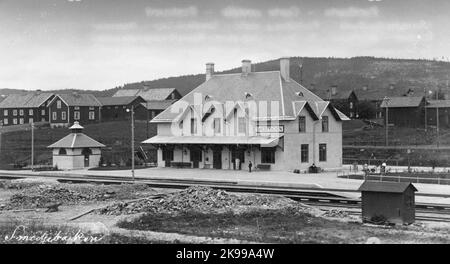 Der Bahnhof wurde 1902 gebaut. Im Jahr 1942 wurde das Bahnhofshaus umgebaut, wobei sowohl das Dienstleistungsgelände als auch die Wohnwohnungen modernisiert wurden. Bangården wurde 1941 um zwei neue Gleise erweitert und 1943 erhielt der Bahnhof eine Gleisanbindung zum Versorgungsgebiet von Smedjebackens Valsverk Stockfoto