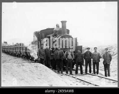 Vor der Dampflokomotive, der Staatsbahn, SJ U 594, stellen sich Personal und Gleisarbeiter auf. Stockfoto