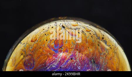 Virtual Reality Raum mit abstrakten multicolor psychedelischen Planeten. Nahaufnahme Seifenblase wie ein außerirdischer Planet auf schwarzem Hintergrund Stockfoto
