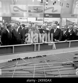 Das Königspaar besucht M/S Trelleborgs Ausstellung König Gustav VI Adolf Königin Louisegenere Berine Erik Upmark Stockfoto