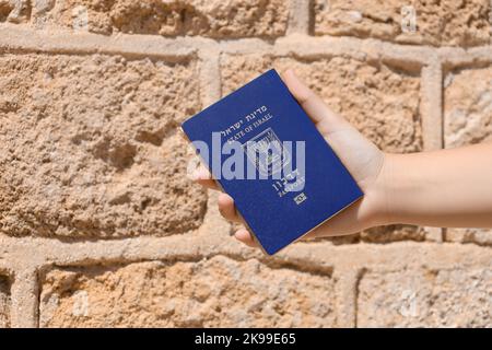 Frau mit Pass von Israel im Freien, Nahaufnahme Stockfoto