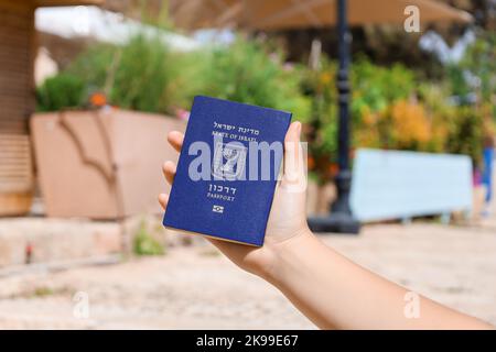 Frau mit Pass von Israel im Freien, Nahaufnahme Stockfoto