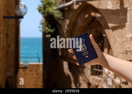 Frau mit Pass von Israel im Freien, Nahaufnahme Stockfoto