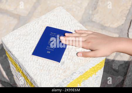 Frau mit Pass von Israel im Freien, Nahaufnahme Stockfoto