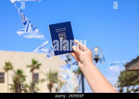 Frau mit Pass von Israel im Freien, Nahaufnahme Stockfoto