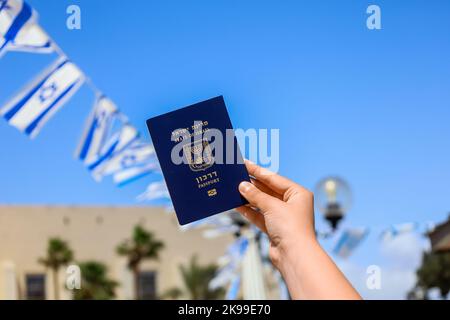 Frau mit Pass von Israel im Freien, Nahaufnahme Stockfoto