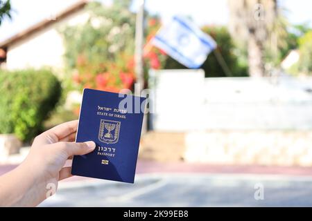 Frau mit Pass von Israel im Freien, Nahaufnahme Stockfoto