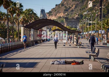 Katalonien Hauptstadt Barcelona in Spanien. Obdachloser, der an der Promenade am Yachthafen schläft Stockfoto