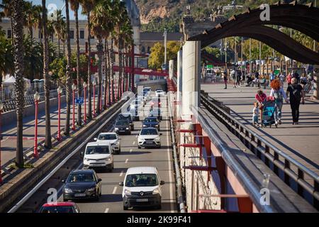 Katalonien Hauptstadt Barcelona in Spanien. B-10, auch bekannt als Ronda Litoral entlang der Promenade am Yachthafen Stockfoto