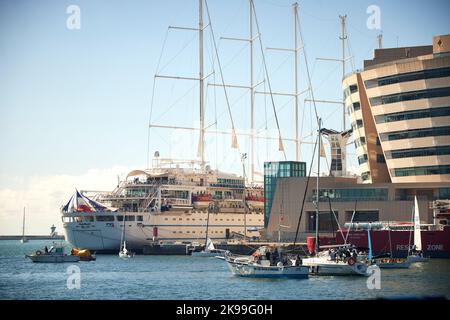 Katalonien Hauptstadt Barcelona in Spanien. Club Med 2 ein computergesteuerter 5-Mast-Staysail-Schoner im Hafen Stockfoto