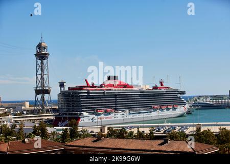 Katalonien Hauptstadt Barcelona in Spanien. Valiant Lady ein von Virgin Voyages betriebenes Kreuzschiff des italienischen Schiffbauers Fincantieri Stockfoto