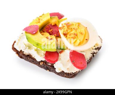 Leckerer Toast mit gekochtem Ei und Avocado auf weißem Hintergrund Stockfoto