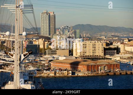Katalonien Hauptstadt Barcelona in Spanien. Club Med 2 ein computergesteuerter 5-Mast-Staysail-Schoner im Hafen Stockfoto
