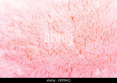 Rosa Pelzstruktur Draufsicht. Rosa Schaffell Hintergrund. Pelzmuster. Textur aus rosa zotteligem Fell. Wollstruktur. Schafspelz aus nächster Nähe Stockfoto