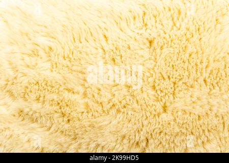 Draufsicht der weißen weichen Schaffell Textil karierten. Warme gemütliche Hintergrund. Stockfoto