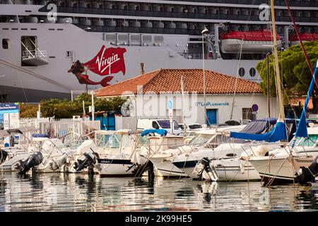 Die Hafenstadt Toulon an der südfranzösischen Mittelmeerküste, der geschäftige Yachthafen und das von Virgin Voyages betriebene Kreuzschiff Valiant Lady Stockfoto