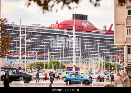 Die Hafenstadt Toulon an der südfranzösischen Mittelmeerküste, der geschäftige Yachthafen und das von Virgin Voyages betriebene Kreuzschiff Valiant Lady Stockfoto